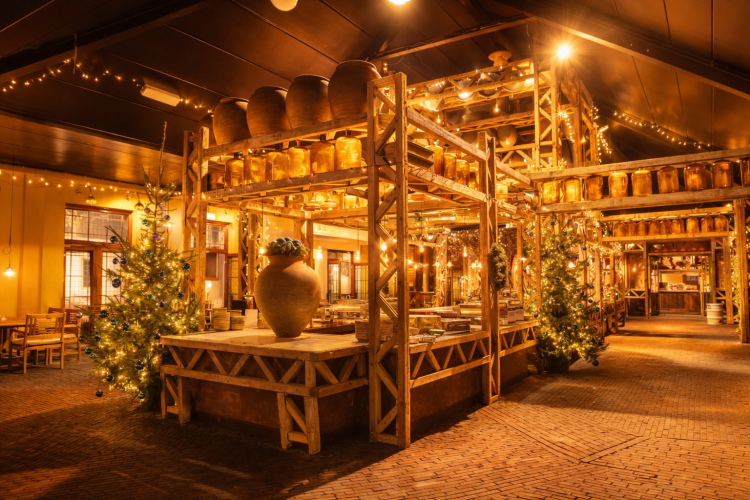 Een mooie ruimte met houten look, perfect voor diners, borrels en netwerkevents.