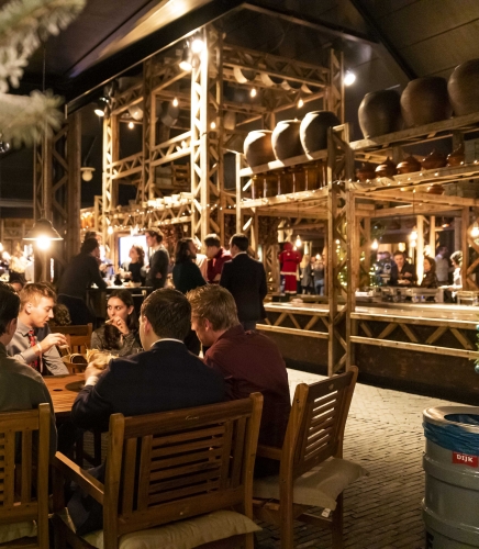  gezellig diner in mooie ruimte met houten look, tijdens een netwerk event.