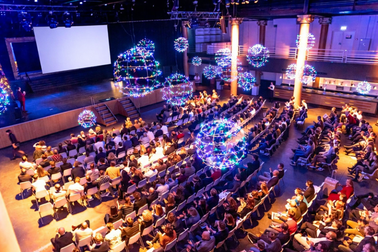 bovenaanzicht van Theaterplein tijdens een zakelijke presentatie op groot scherm