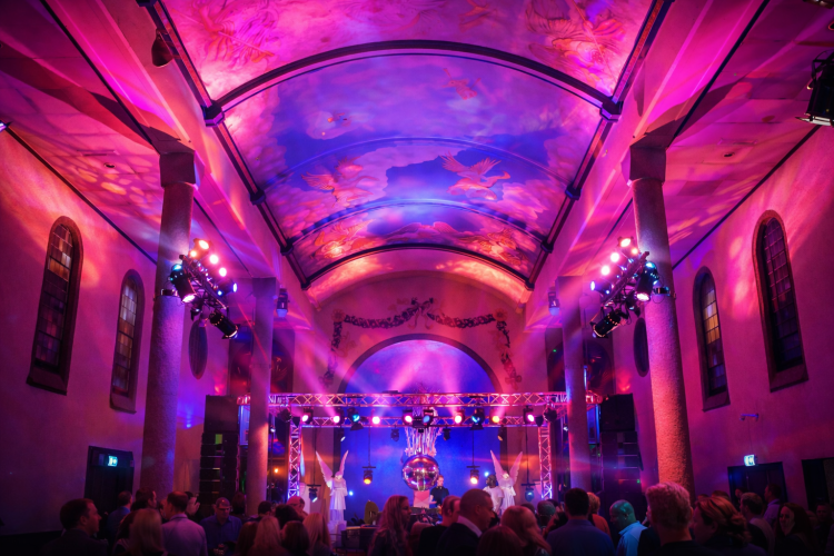 sfeervolle feestavond met belichting in de Kapel