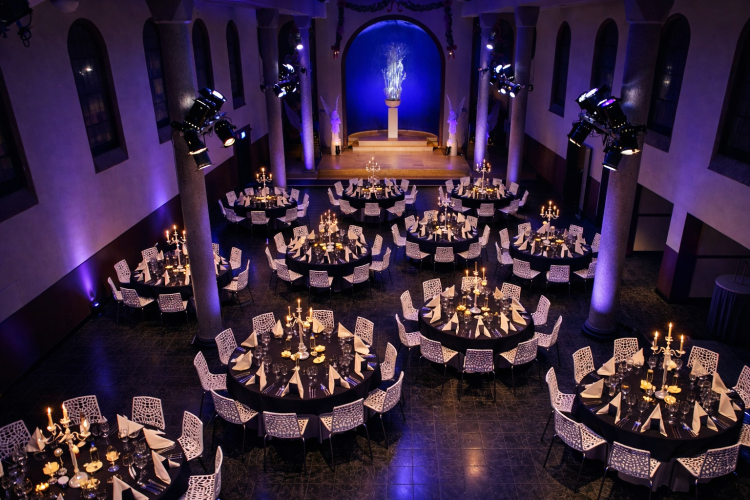 Een prachtig diner met ronde tafels in de Kapel