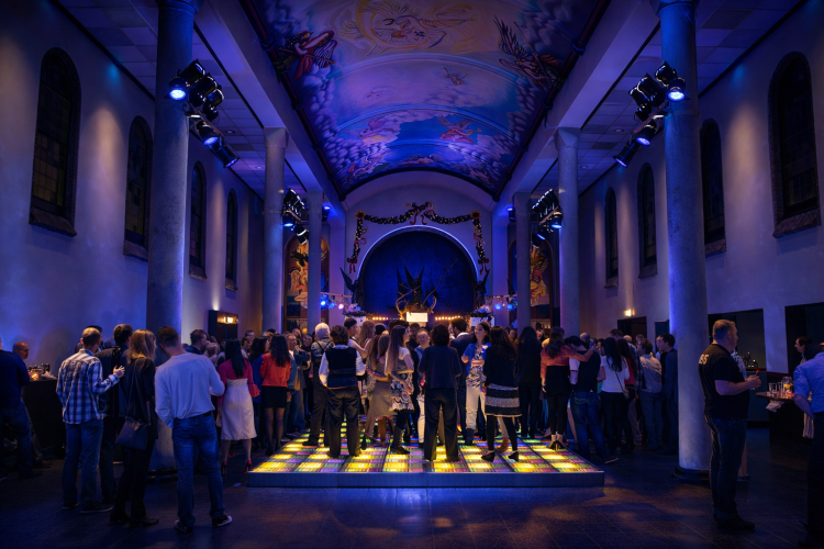 Een gezellig feest met verlichte dansvloer in de kapel