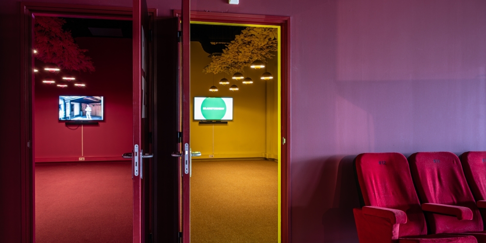 Doorkijk naar kleurrijke breakout rooms van BIOS Zeelandhallen