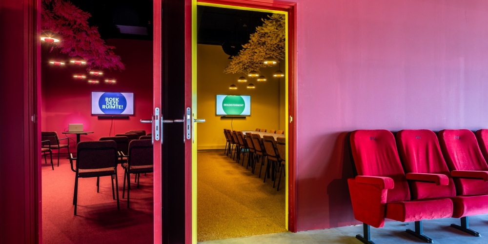 Entree met doorkijk naar gekleurde vergaderzalen BIOS Zeelandhallen