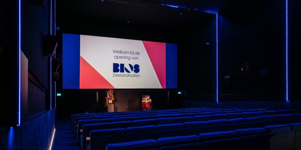 Filmzaal met spantverlichting en podium BIOS Zeelandhallen