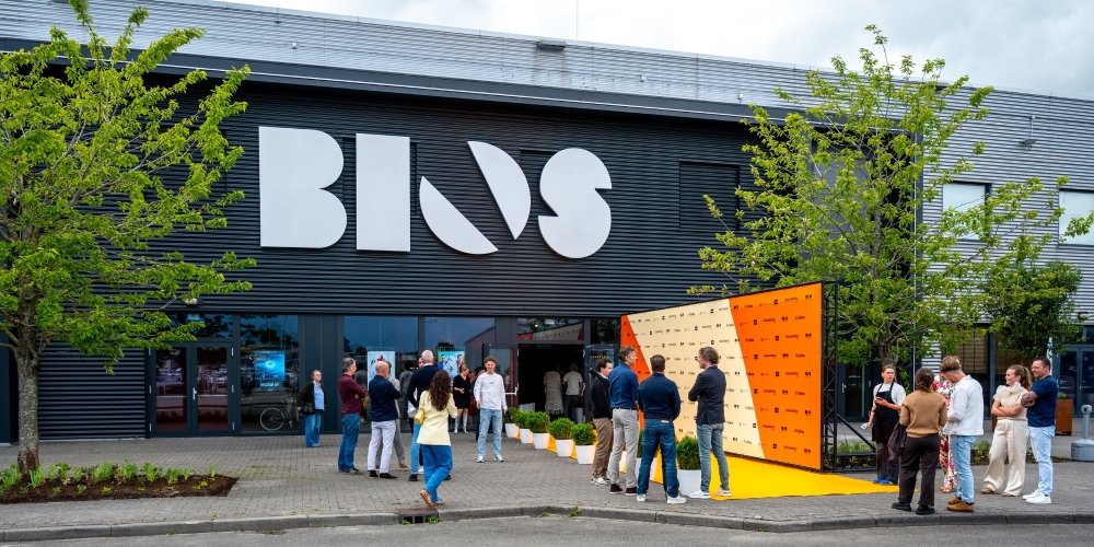 Voorzijde BIOS Zeelandhallen met geel-oranje loper