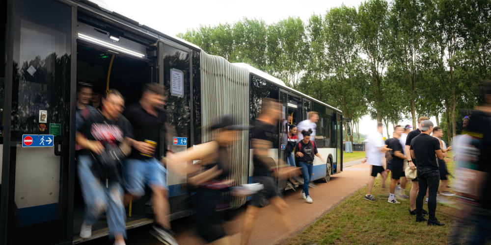 Pendelbussen waar mensen uitstappen eleven travel
