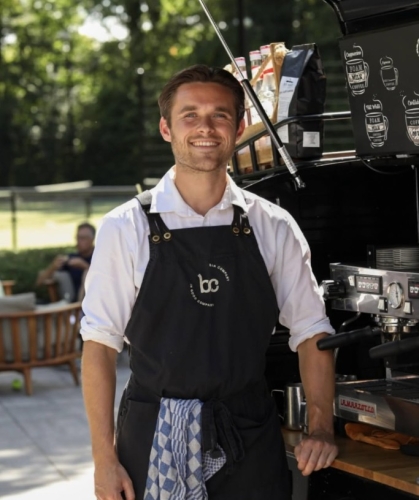 Barista met Piaggio driewieler van Bar Company