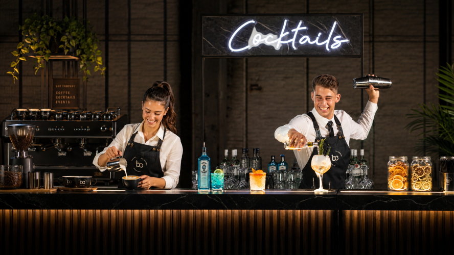 Een barista en cocktail bartender van Bar Company die werken op een event