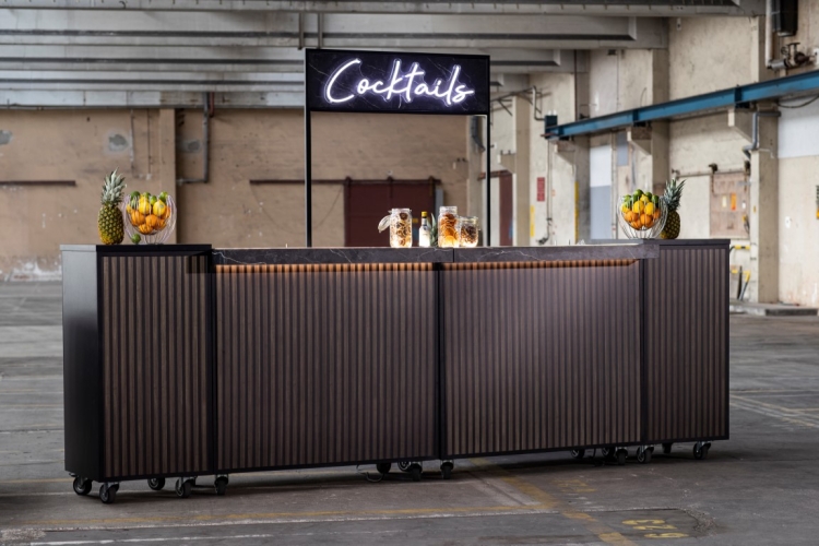 Mobiele cocktailbar huren met backbar en neon sign