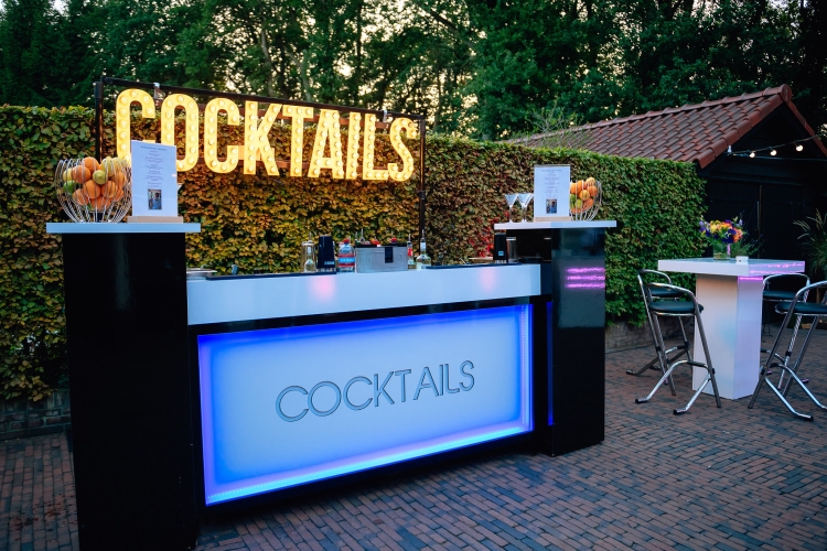 Cocktailbar met sign 