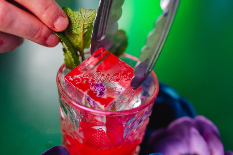 Cocktails met logo in de ijsklont gegraveerd
