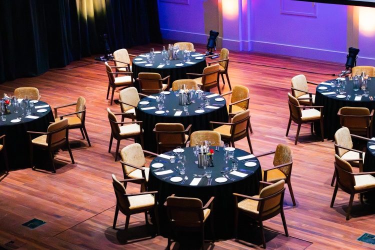 Diner op het podium Muzenzaal