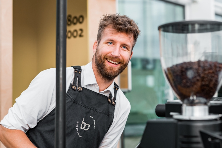 Een enthousiaste en professionele barista van Bar Company