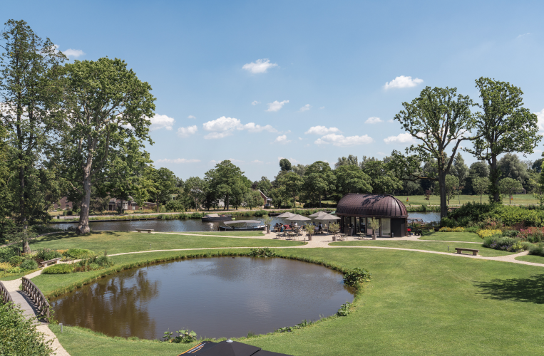 Theehuis en vijver