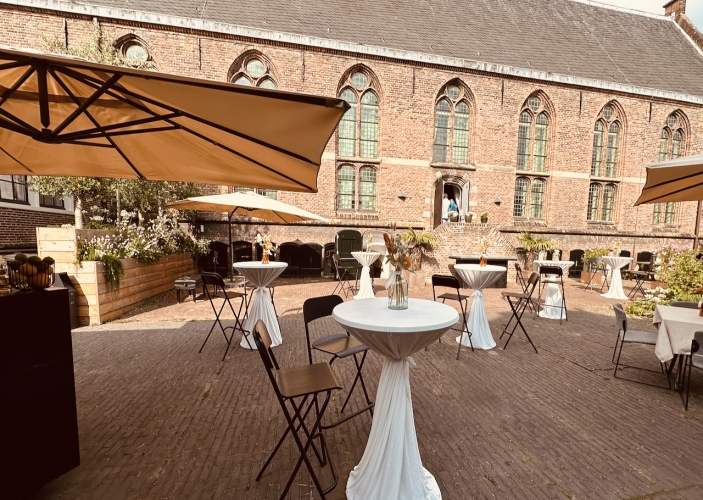 Een borrel in de tuin van Leeuwenbergh 