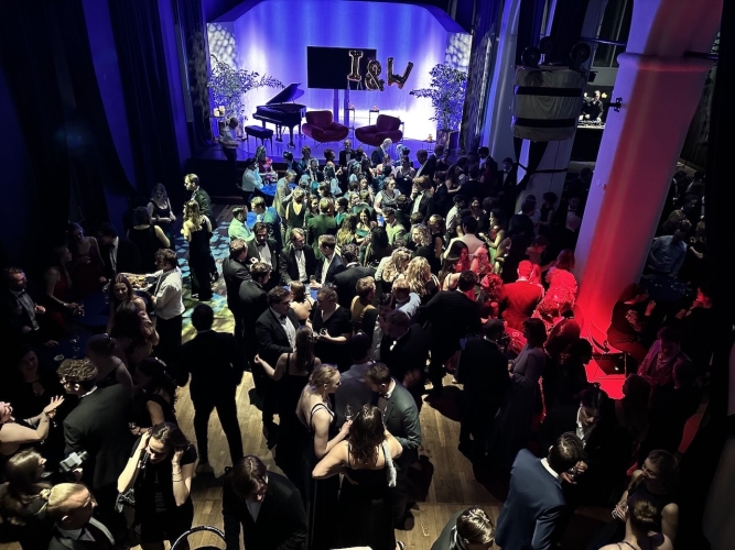 Main hall, party 