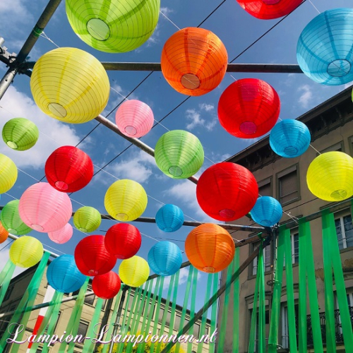 Gekleurde nylon lampionnen in winkel straat als versiering weerbestendig