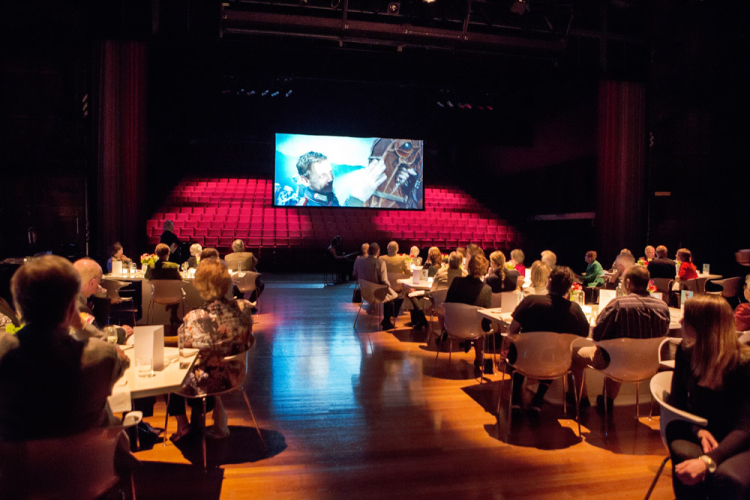 Koninklijke Drukkerij Em. de Jongzaal | sit down diner op toneel