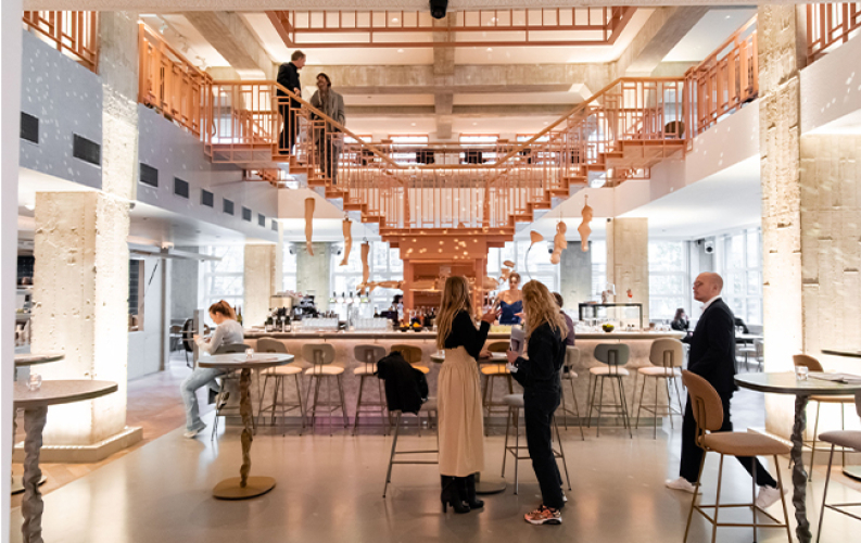 Naborrelen aan de bar bij Capital Kitchen