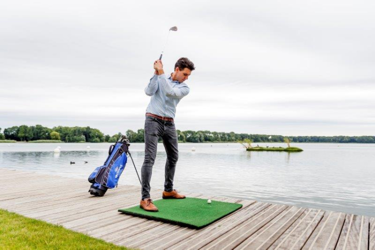 Golf afslaan over het water 