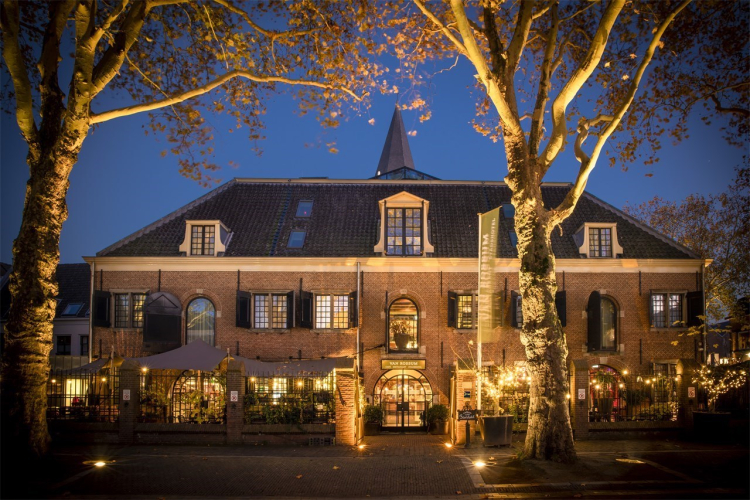 Het arsenaal in de avond