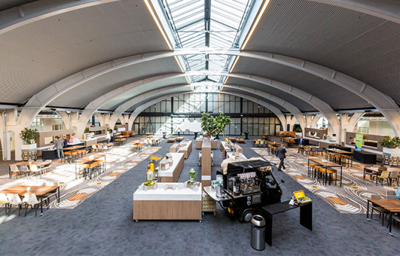 1931 Congrescentrum Foyer met opbouw voor een beurs