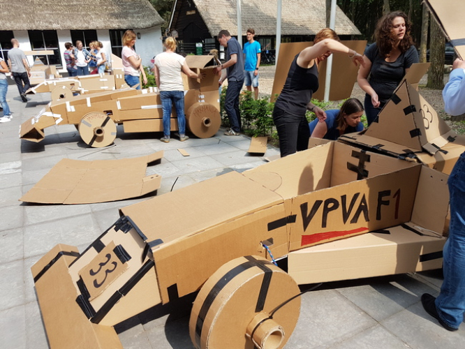 Bouw en race life size Formule 1 wagens van karton