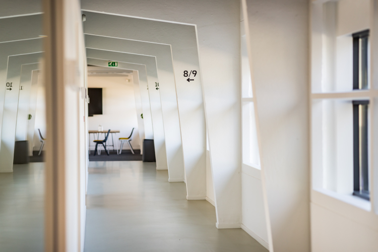 Moderne architectuur in het meetingcentre