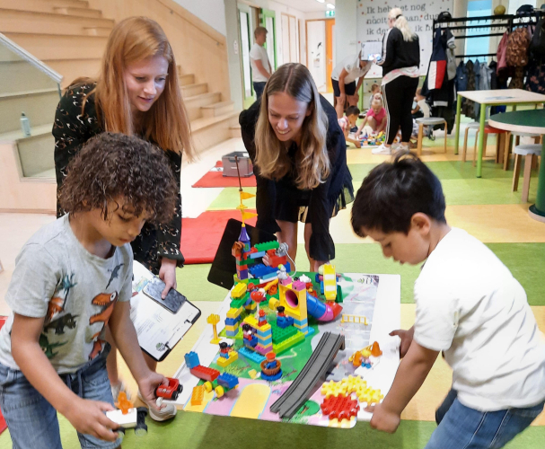 Hier vervaardigen leerlingen een Lego bouwwerk. 