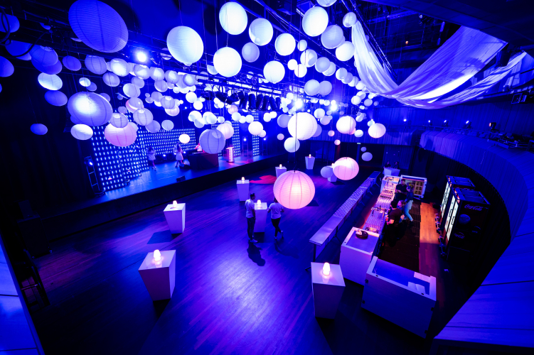 Brandvertragende Lampion decoratie bij event in theater