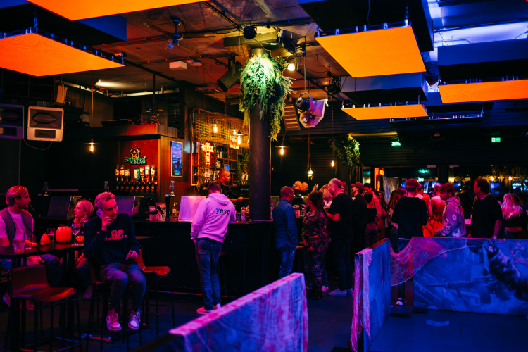 Doe een drankje aan de bar nadat je de wereld heb gered.