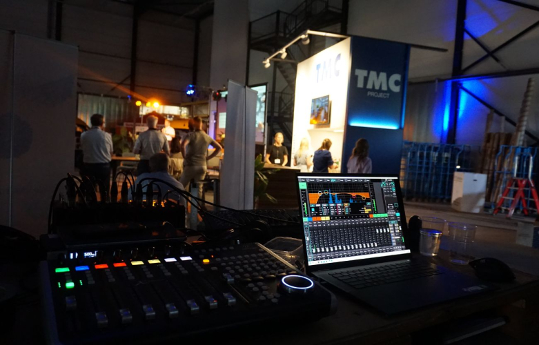 Audiomixer tijdens netwerkbijeenkomst