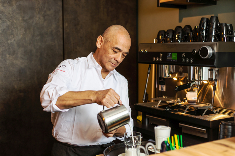 Uitstekende koffie van onze barista, of lekkere koffie uit onze bonenmachines bij de zalen. 