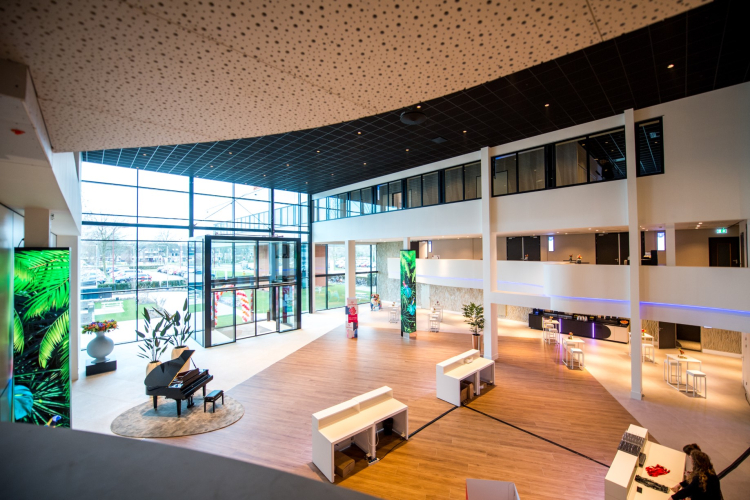 Hospitality area met daglicht voor ontvangst, catering of beursvloer