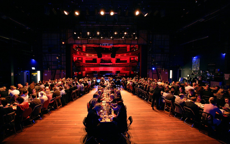Stadsschouwburg Haarlem zakelijk diner op het podium van de schouwburgzaal