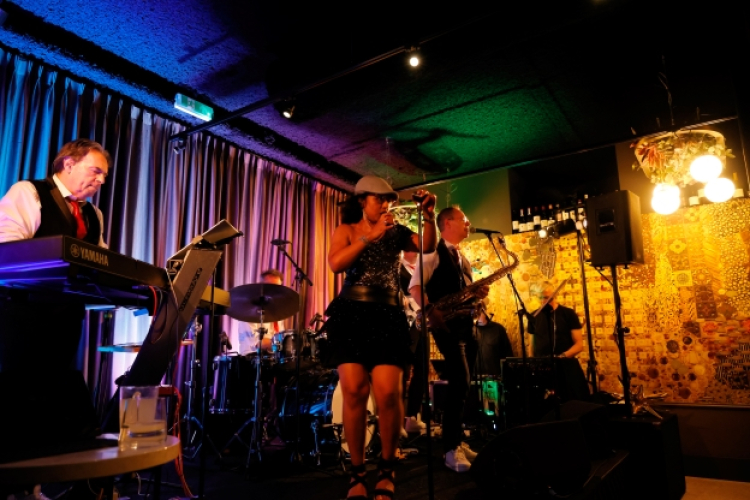 Live optreden van een band op een bedrijfsfeest georganiseerd door Weis Events