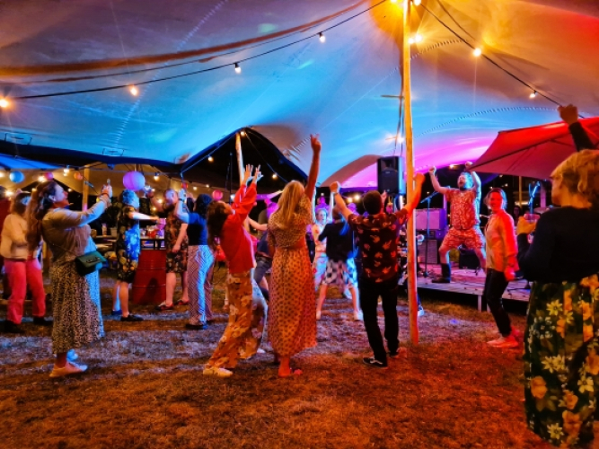 Feestelijke sfeer met dansende gasten op een bedrijfsfeest georganiseerd door Weis Events