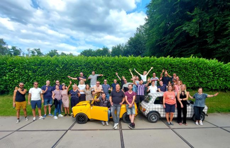 Teamactiviteit tijdens bedrijfsuitje met een Mini Cooper, georganiseerd door Weis Events