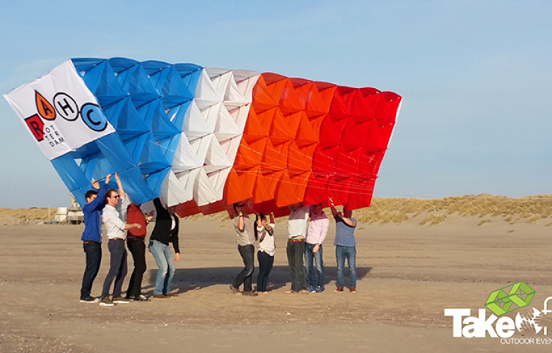 Megavlieger bouwen tijdens een bedrijfsuitje met 200 personen op de Brouwersdam. Ready for takeoff..!