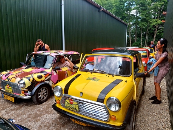 Bedrijfsuitje met een Mini Cooper, medewerkers verkennen de omgeving