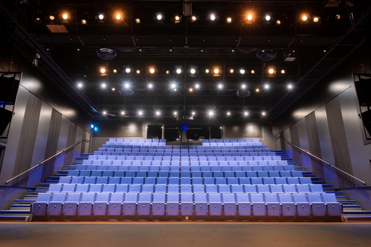 Blauwe zaal flexibele tribune 