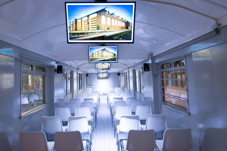 Subzaal in origineel treinrijtuig