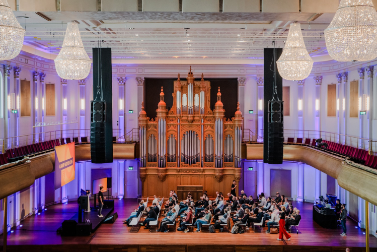 Subsessie op het podium van de Grote Zaal PHIL Haarlem 