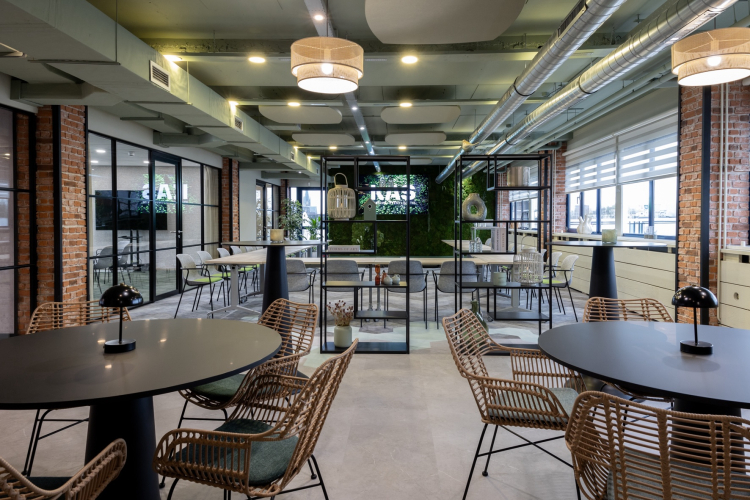 Loft doorkijk vanuit catering naar plenair en subzalen