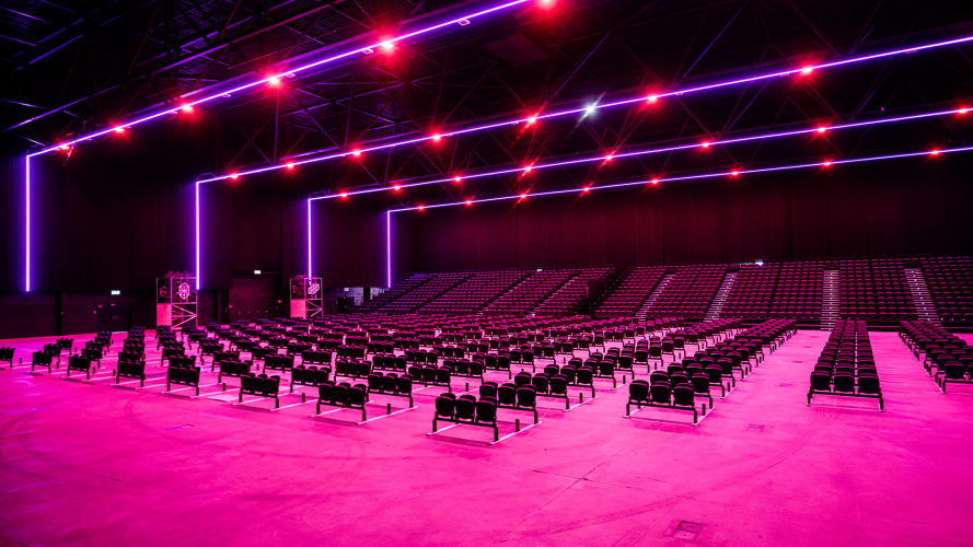 MAINSTAGE met congresopstelling in zelfgekozen LED kleurverlichting