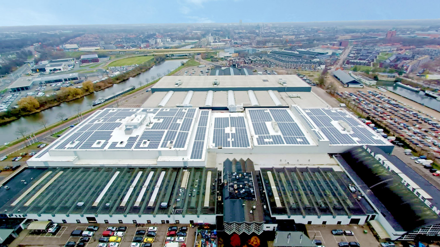 Er liggen zonnepanelen op het dak van MAINSTAGE