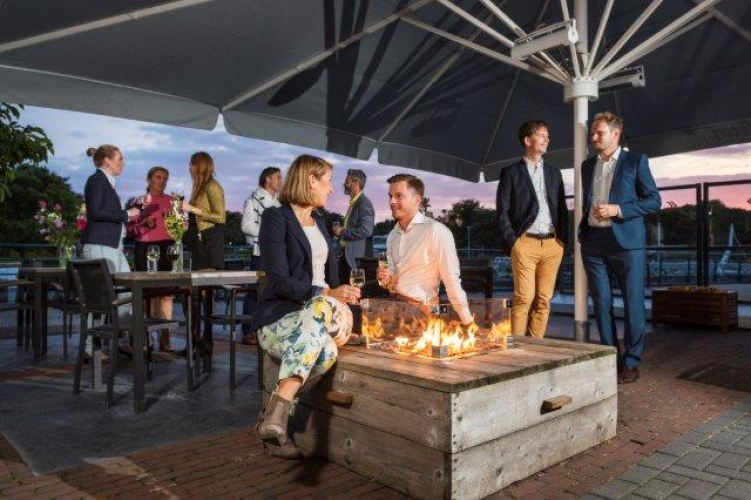 2 grote terrassen met uitzicht op het themapark