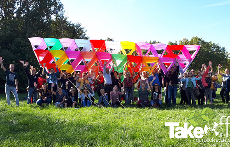 Megavlieger bouwen als teambuilding workshop voor een onderwijsorganisatie met 525 personen.