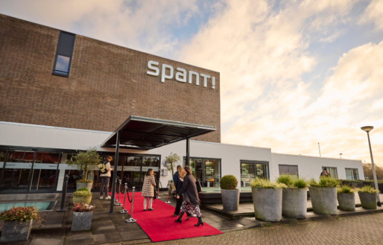 Entree buiten - Spant!
